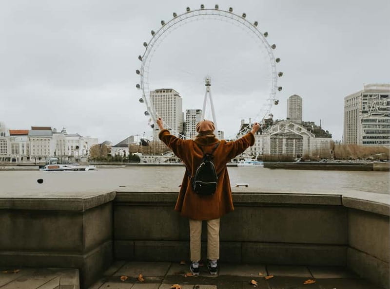 London: Private travel vacation photoshoot -Romantic Special - Big Ben photo stop: getting iconic photos without looking trapped