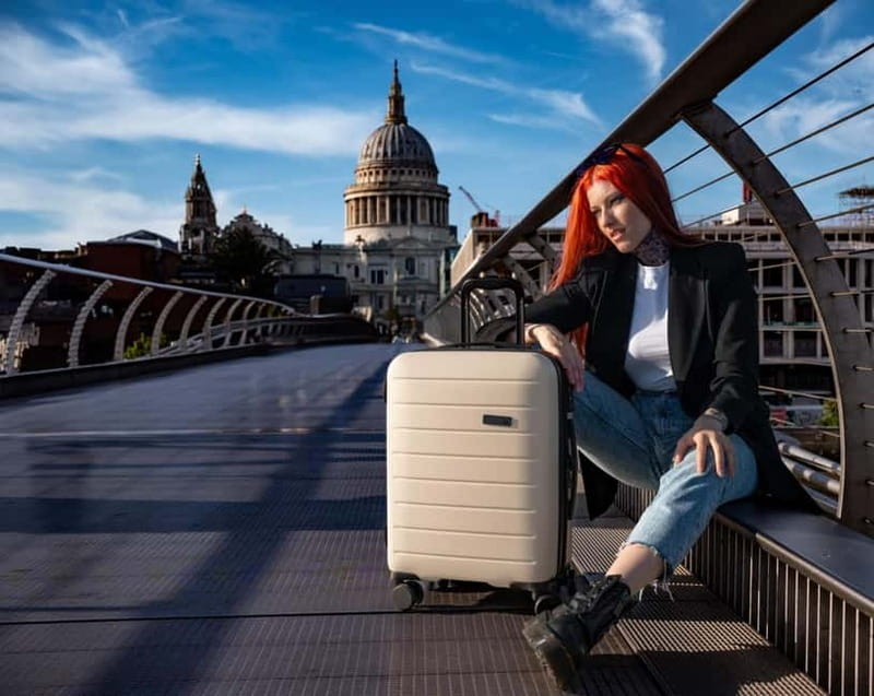 London: Private travel vacation photoshoot -Romantic Special - The value math: $202.13 for up to 6 people