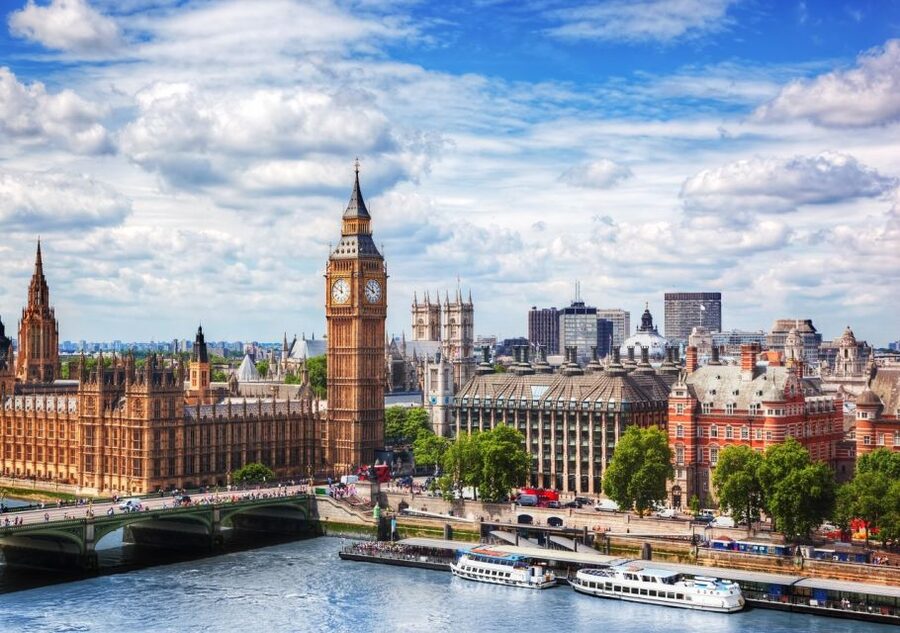 London: Private Walking Tour in Spanish - The flow: short guided stops plus time for photos
