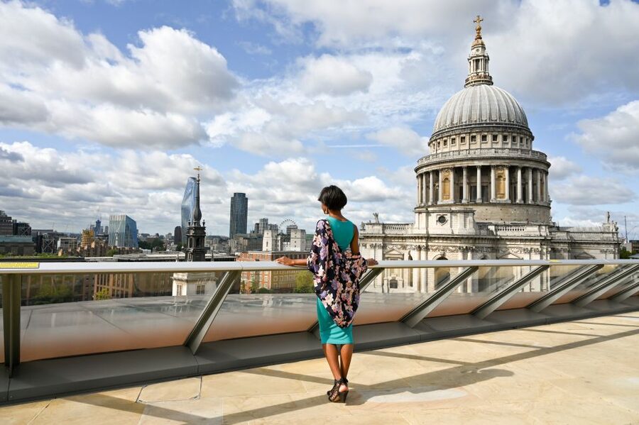 London: Professional Private Photoshoot and Edited Photos - Stop 2: Tower Bridge photo stop plus a walk (about 30 minutes)
