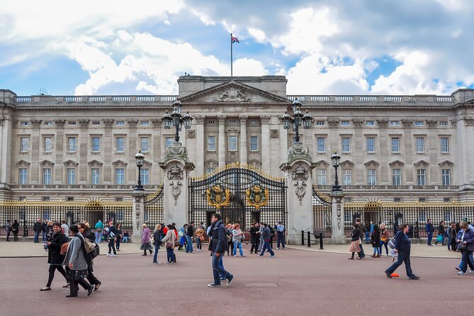 London Public Buses Audio Tour - The bus routes and the landmarks you will hear about