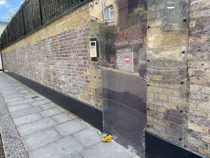 London: "Queen" Highlights Walking Tour - Band member houses in Kensington, including Freddie’s final chapter