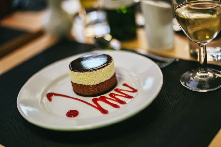 London: River Thames Dinner Cruise - Dinner and drinks: the 3-course meal is the anchor of the night