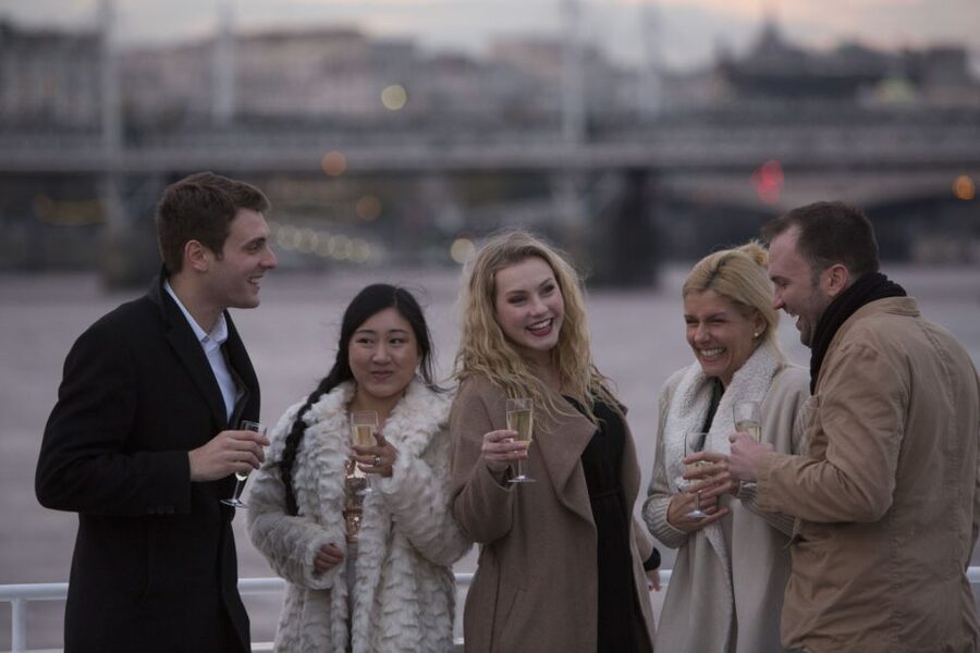 London: River Thames Evening Cruise with Bubbly and Canapés - The Thames Route: Tower Bridge, London Eye Area, Parliament, and the Evening Glow