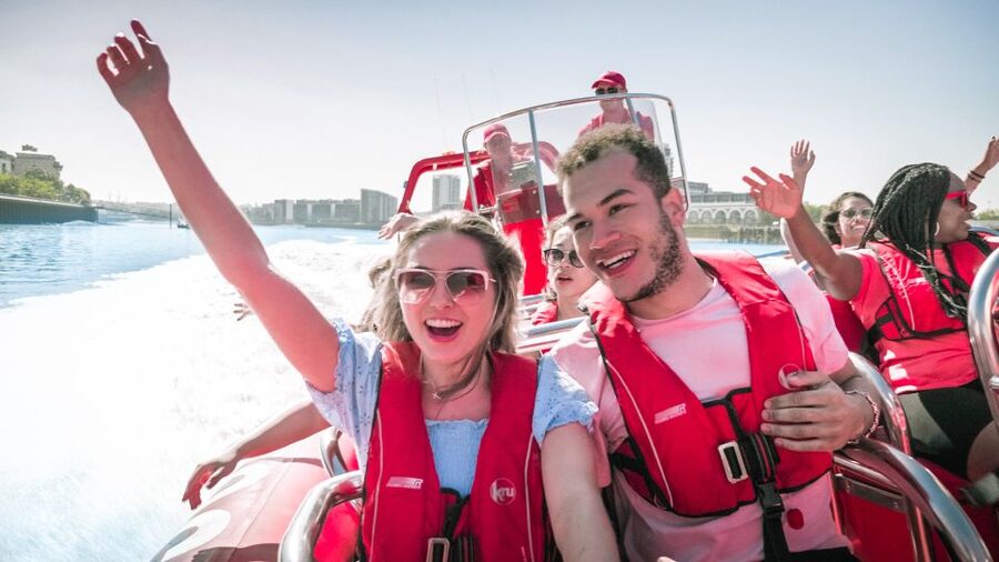 London: River Thames Speed Boat Tour - The comedian guide format: jokes, facts, and momentum