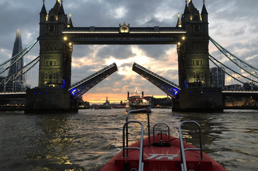 London: River Thames Sunset Speedboat Experience with Drink - Key highlights I think you will care about