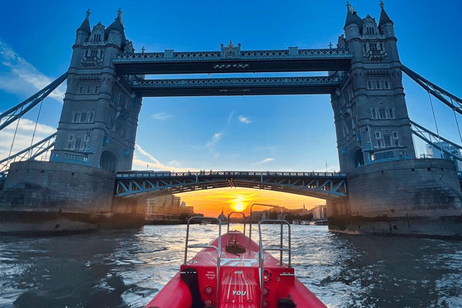 London: River Thames Sunset Speedboat Experience with Drink - St Paul’s, Shakespeare’s Globe, and London Bridge in one electric sweep