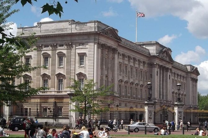 London Royal Highlights - Private Taxi Tour with Hotel Pickup - Buckingham Palace: a fast photo stop with royal context