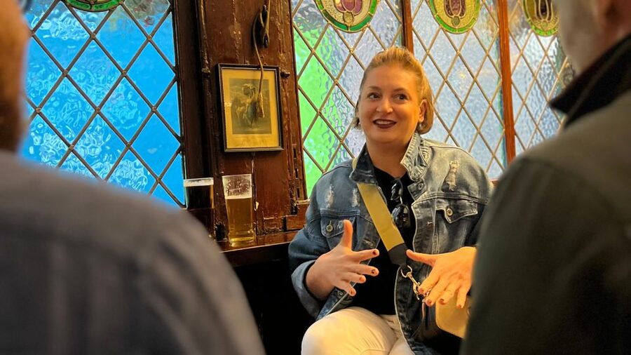 London: Royal Historic Pubs Walking Tour - Churchill’s house and the World War II lens you can walk through