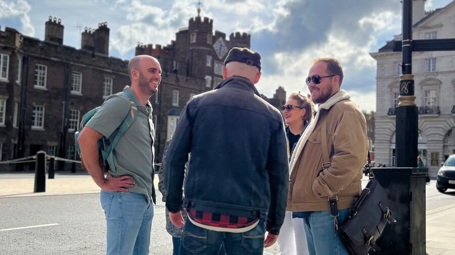 London: Royal Historic Pubs Walking Tour - Walking secret alleyways and palaces without the big-tour crowd