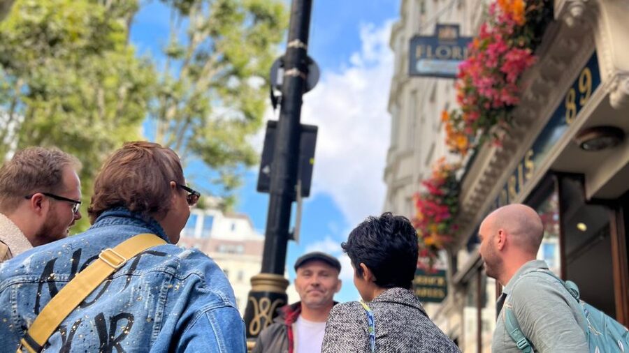 London: Royal Historic Pubs Walking Tour - Beer stops as social stops: ordering help, pacing, and group energy