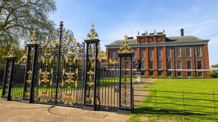 London: Royal Kensington Guided Walking Tour - Meeting Knoots Coffee Shop, Finding Your Guide Fast