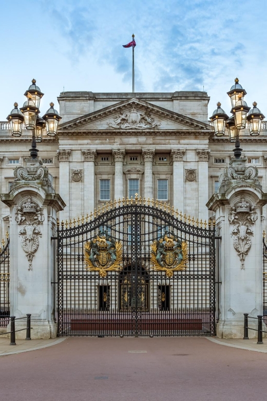 London Royal Tour - Buckingham Palace Entry - 12 guests 2,5h - Constitution Hill viewpoints and the memorial details most people skip