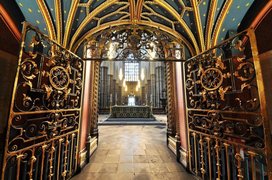 London: Royal Tour with Westminster Abbey & Afternoon Tea - Westminster Abbey after the coach drop-off: walk time and mindset