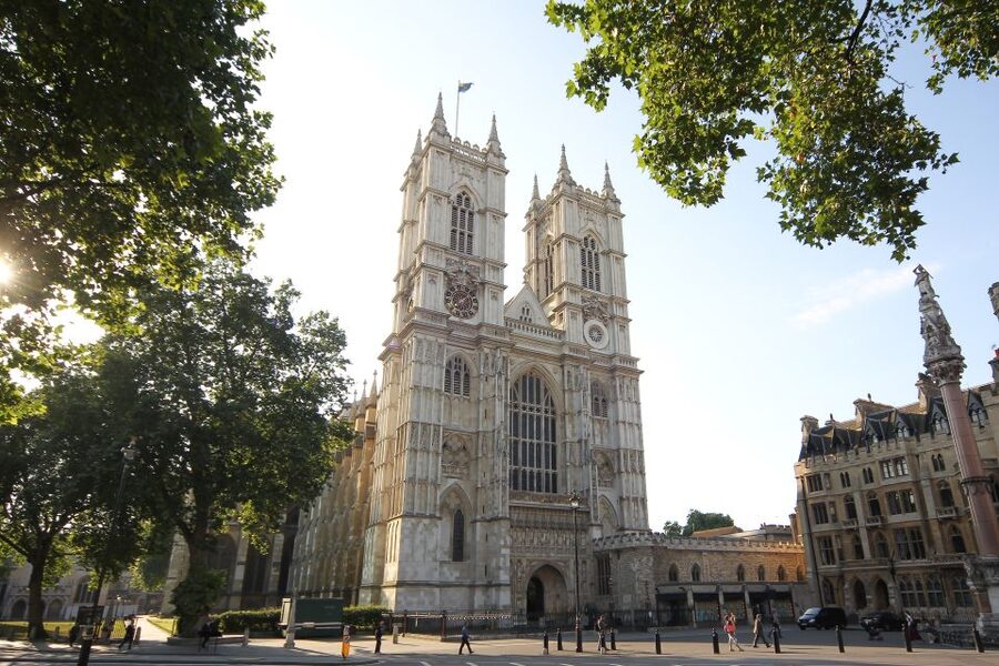 London: Royal Tour with Westminster Abbey & Afternoon Tea - What to notice inside Westminster Abbey: Coronation Chair and Lady Chapel