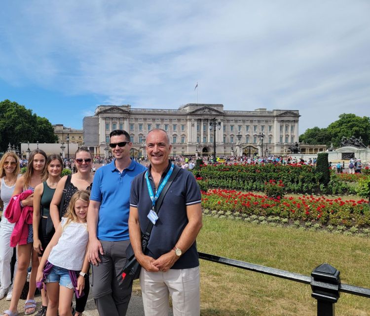 London: Royal Walking Tour and Buckingham Palace Audio Tour - St James Park and The Mall: a walk that turns into a viewpoint