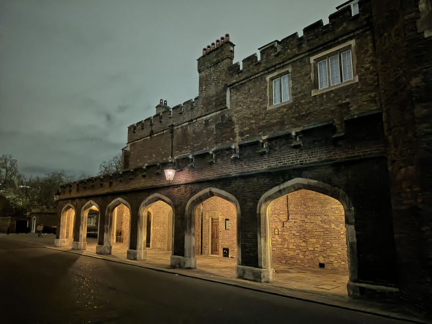 London : Royal Westminster By Night Walking Tour - Buckingham Palace and Clarence House at night: what you should expect