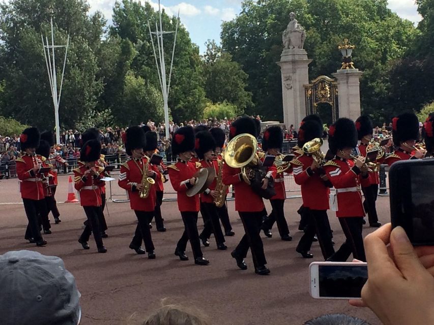 London: Royalty Walking Tour with Changing of The Guard - Westminster Abbey Area: Ending Near One of London’s Most Famous Names