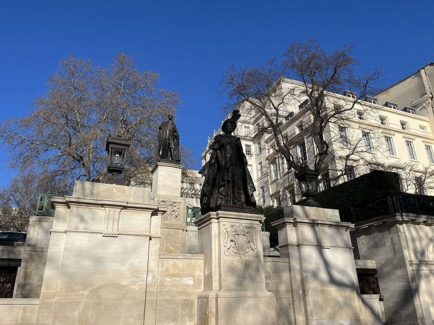 London’s Royal Family and Changing of the Guard Tour - Green Park start, where the royal walk begins fast