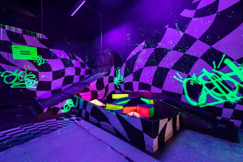 London: Shoreditch Junkyard Golf Tickets for 9 or 18 Holes - Bars on site, how to mix drinks without derailing the round