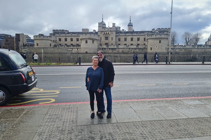 London Sightseeing Private Black Cab Tour with Hotel Pick Up - Buckingham Palace to the West End: royal ceremony and film premiere energy