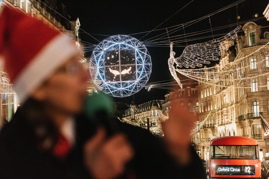 London: Tootbus Christmas Lights Tour incl walking tours - The guide, the audio, and the app: how to use them well