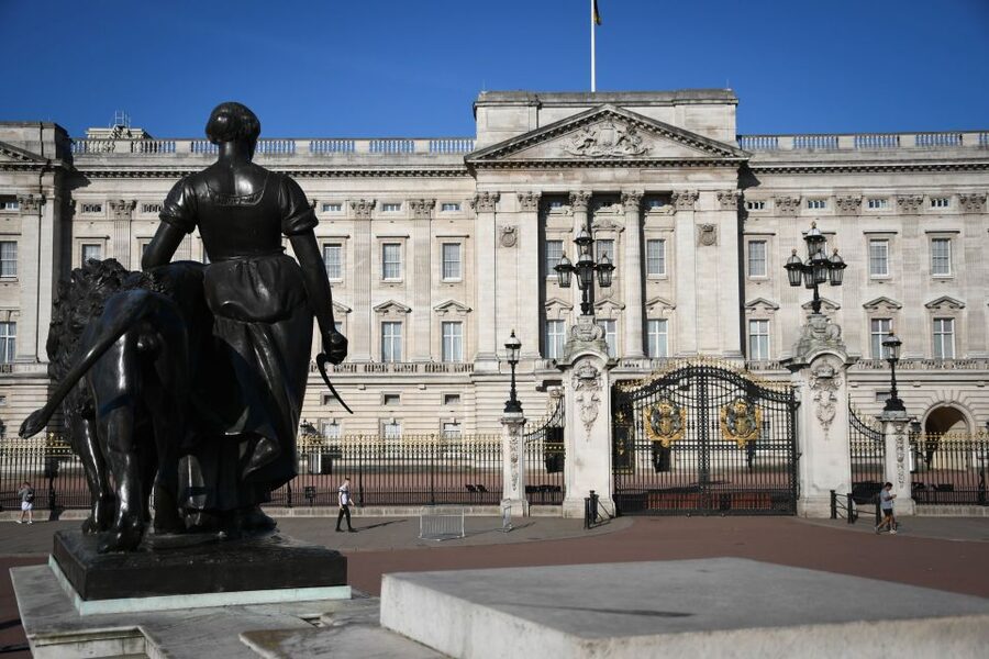 London: Top 30 Sights Walking Tour and Clink Prison Entry - The first half: sweeping through Buckingham Palace, Westminster, and the big icons