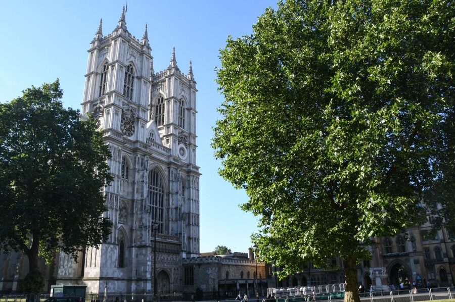 London: Top 30 Sights Walking Tour and London Dungeon Entry - Underground hop, then Southbank Centre and St Paul’s