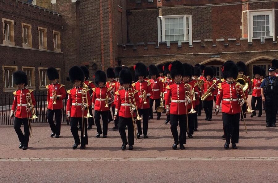 London: Top 30 Sights Walking Tour and The Shard Entry - Buckingham Palace and Green Park: great theater, real timing