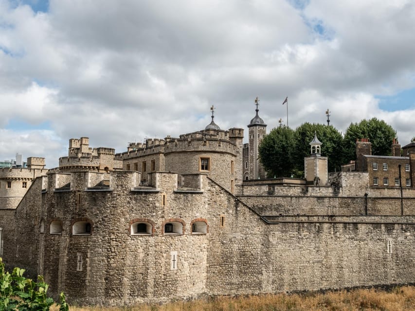 London: Top 30 Sights Walking Tour and Tower of London Entry - Entering the Tower of London: Beefeaters, ravens, and the Crown Jewels