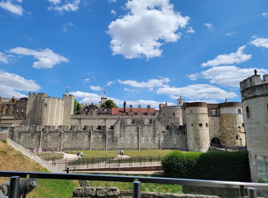 London: Tower of London Guided Tour with Boat Ride - Inside the White Tower and the Jewel House: where the story lands