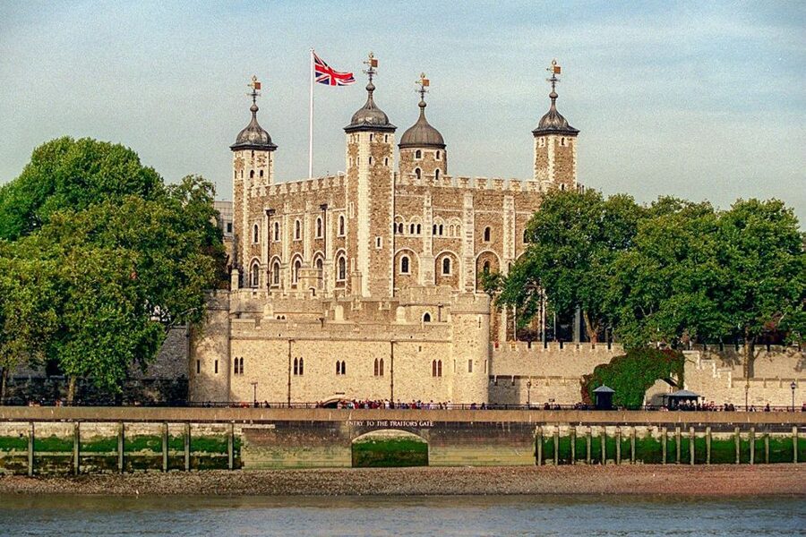 London: Tower of London, Thames Boat & Changing of the Guard - River Thames boat ride: short, useful, and very well placed