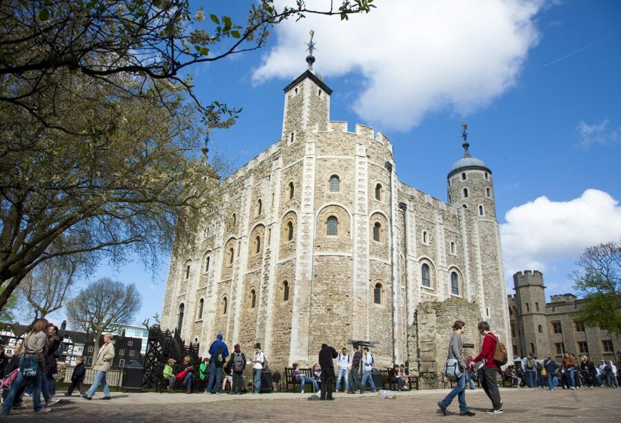 London: Tower of London, Thames Boat & Changing of the Guard - Buckingham Palace finish and the balcony photo window