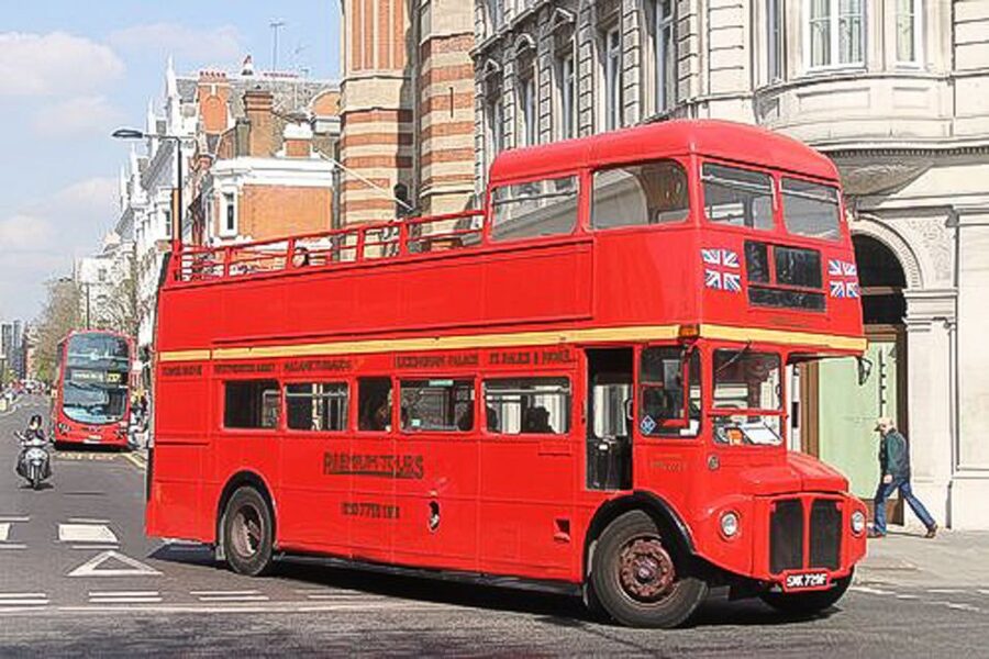 London Vintage Bus Tour and Cream Tea at Harrods - Tower of London and the Traitors’ Gate moment for photos and emotion