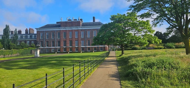 London: VIP Kensington Palace Gardens Tour & Royal High Tea - Guide Style, Group Flow, and How to Keep the Day Enjoyable