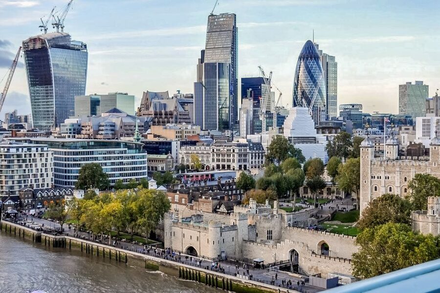 London: VIP Tower of London & Tower Bridge Early-Access Tour - Watching the Yeoman Warders opening ceremony without the crush