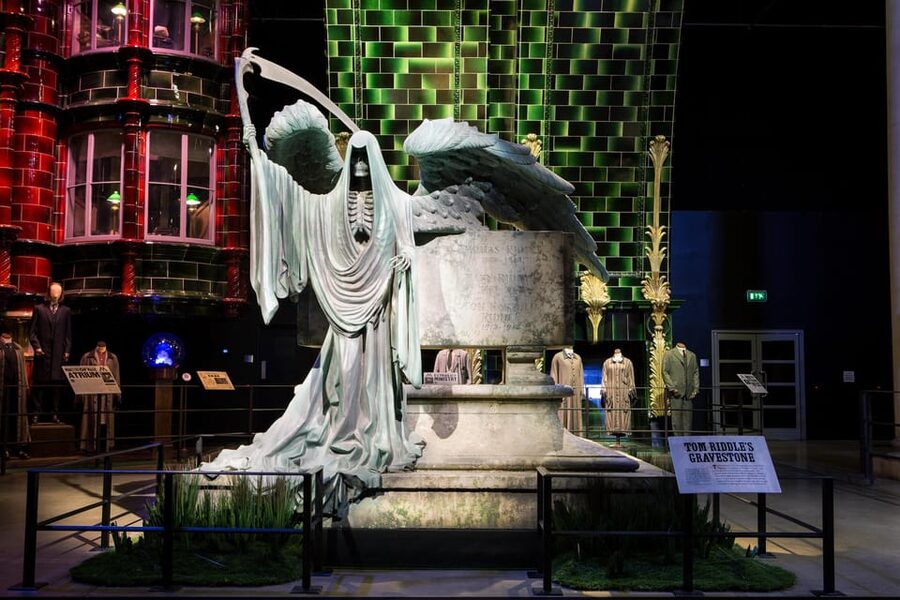 London: Warner Bros. Studio Harry Potter Tour with Transfers - Forbidden Forest: Buckbeak and Aragog up close