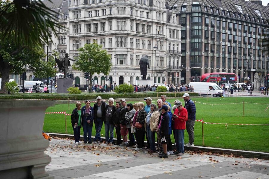 London: Westminster Abbey, Big Ben, Buckingham Palace Tour - The Guard Change Chance: Why Your Date Still Matters