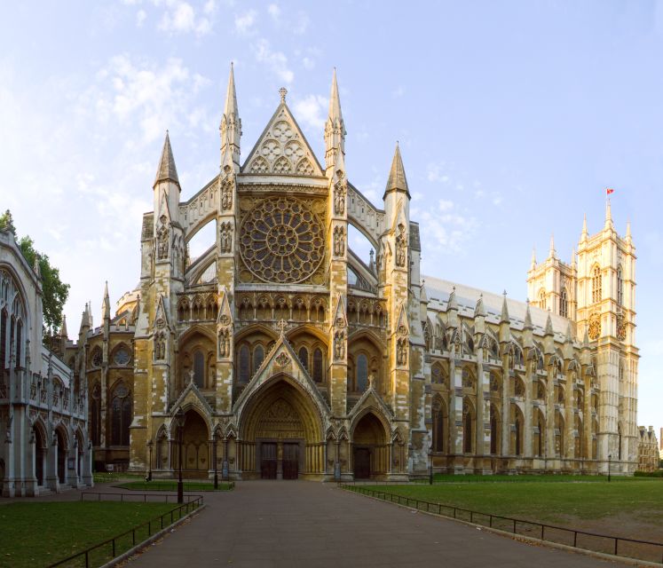 London: Westminster Abbey & Churchill War Rooms Walking Tour - The route from Green Park to Buckingham Palace (and why that order helps)