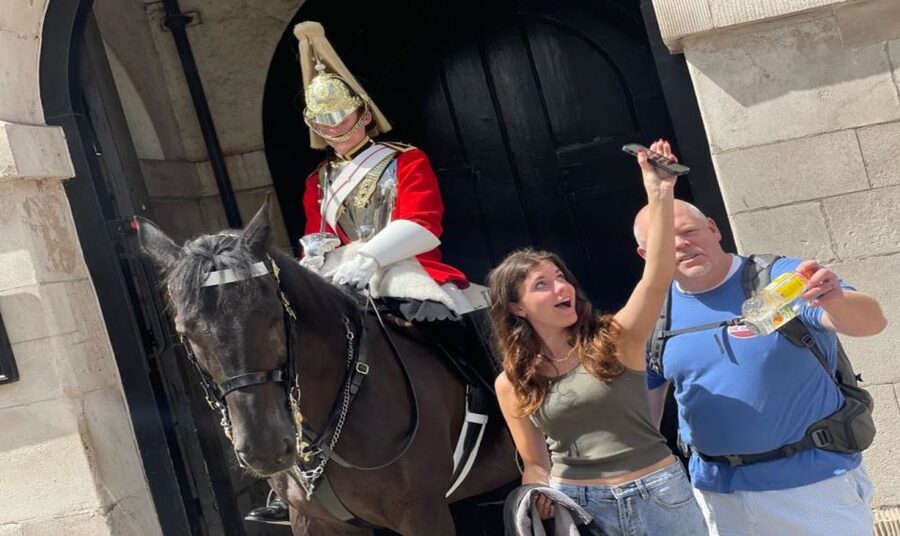 London: Westminster and Changing of the Guard Tour - Buckingham Palace photo stop: a quick hit before the big moment