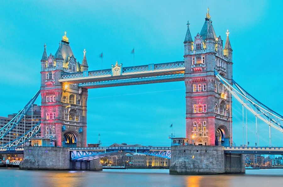 London: Westminster to Tower Bridge River Thames Cruise - Onboard comfort, decks, and the bar for light refreshments