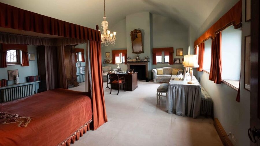 London: Winston Churchill Family Home with Transportation - 9am Pickup, Executive Car, and the Easiest Part of Your Day