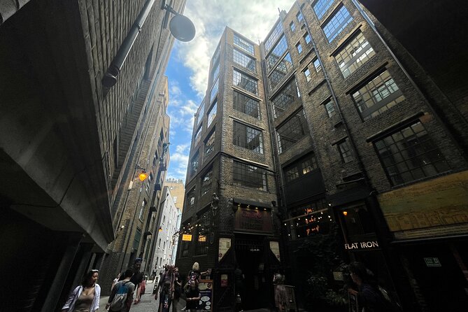 London Witches and History Walking Tour - Stop 1: Southwark Cathedral meet-up in the quiet space behind it
