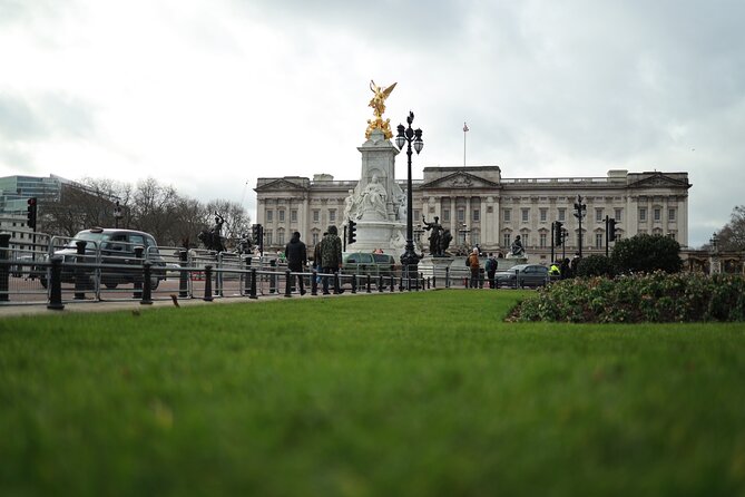 Majesty in Motion Exploring Westminster's Royal Legacy - Where the Tour Starts: Trafalgar Square and First Impressions