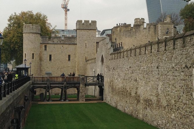Medieval London: A Self-Guided Audio Tour from Monument to the Tower of London - Monument to London Bridge, starting with the Great Fire