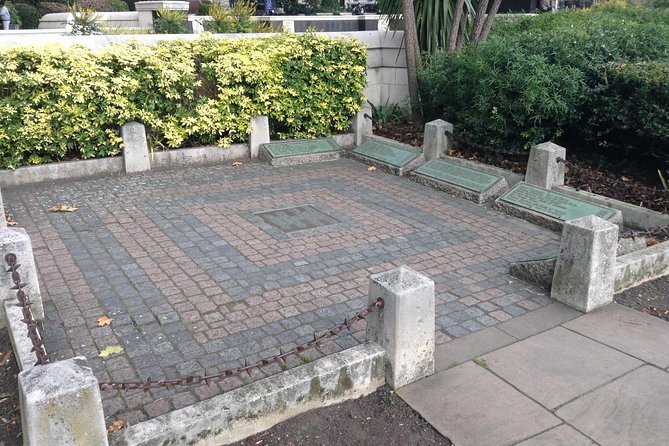 Medieval London: A Self-Guided Audio Tour from Monument to the Tower of London - Tower of London area: the big center of gravity
