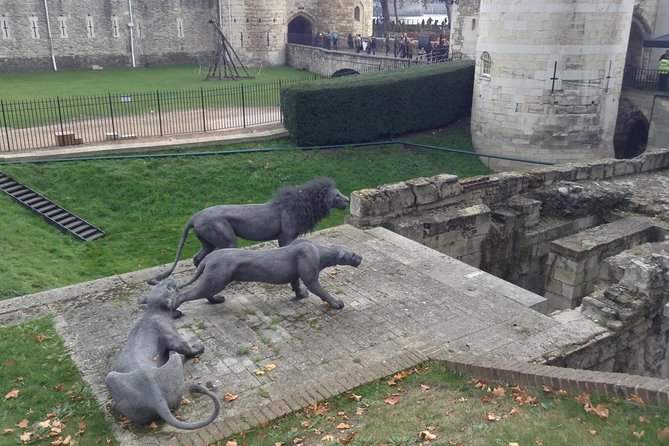 Medieval London: A Self-Guided Audio Tour from Monument to the Tower of London - How the VoiceMap app works on the street