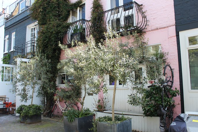 Notting Hill Tour - The Travel Bookshop exterior: a quick stop that pays off