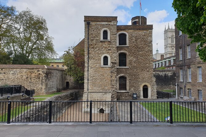 Palaces, Parliament & Power: A Walking Tour of London's Royal City - St. James’s Park and Buckingham Palace: royal settings that feel real