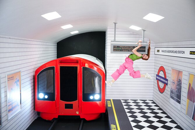 Paradox Museum London Admission Ticket - Paradox Tunnel: walking straight when the room disagrees